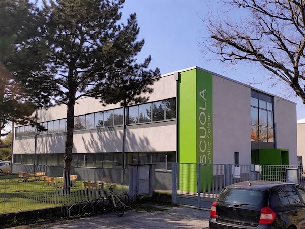 Sanierung der Schule E. Salgari: Technik für sichere und nachhaltige Schulgebäude
